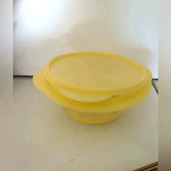VTG TUPPERWARE YELLOW 4 CUP FLAT OUT COLLAPSIBLE BOWL WITH LID - Picture 1 of 4